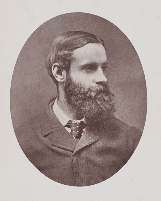 수염이 덥수룩한 랜돌프 칼데콧의 옆모습 흑백 사진