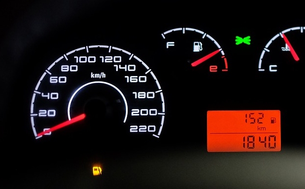 자동차 주유 경고등 점등된 계기판 사진