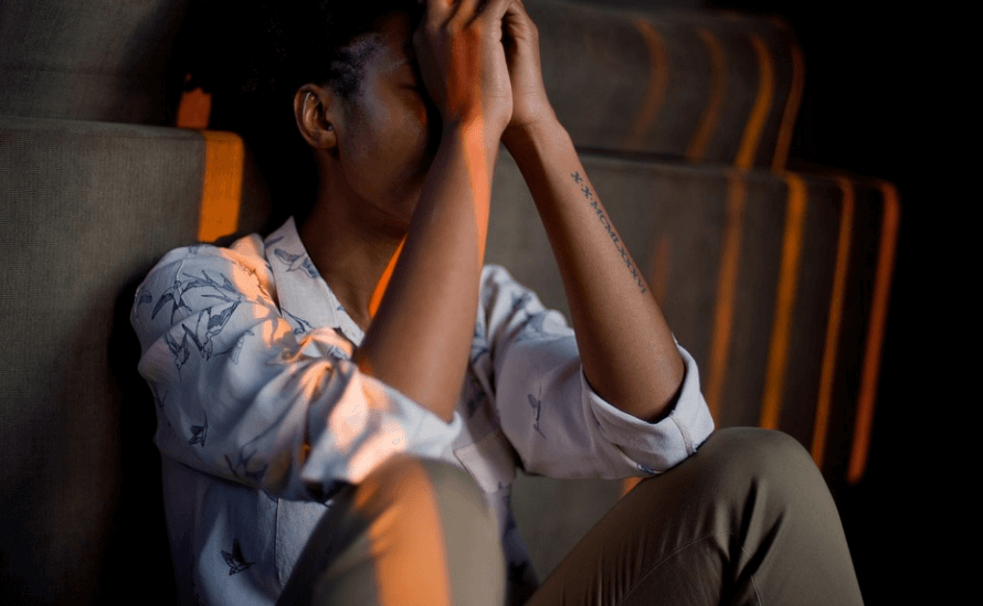 발등이 붓는 이유가 될 수 있는 앉은 자세를 오래 유지하고 있는 남성