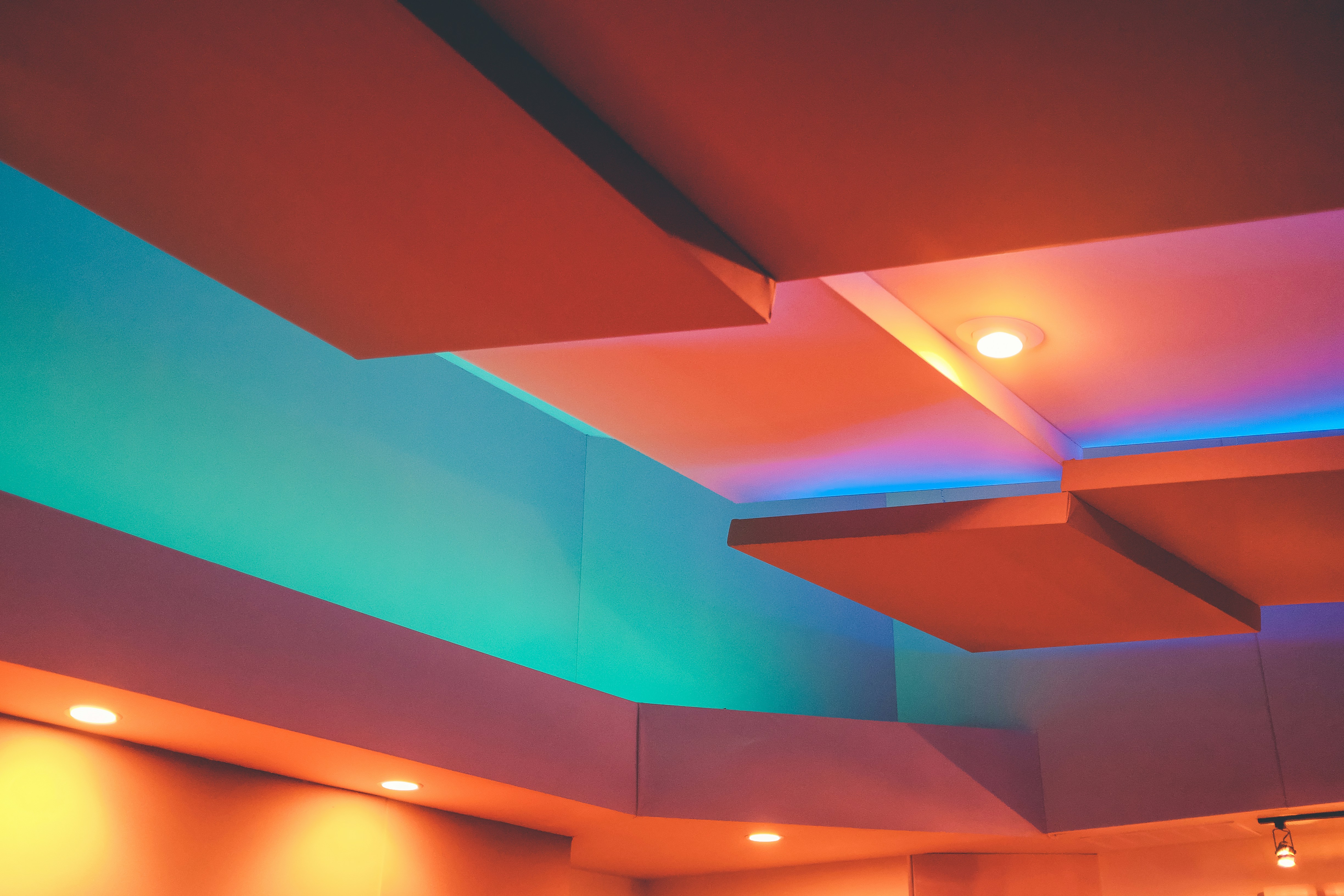 다양한 색상으로 켜진 스마트 조명