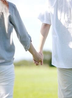 연인이-푸른-초원에서-손을잡고-건고있는-좌우-반쪽-사진