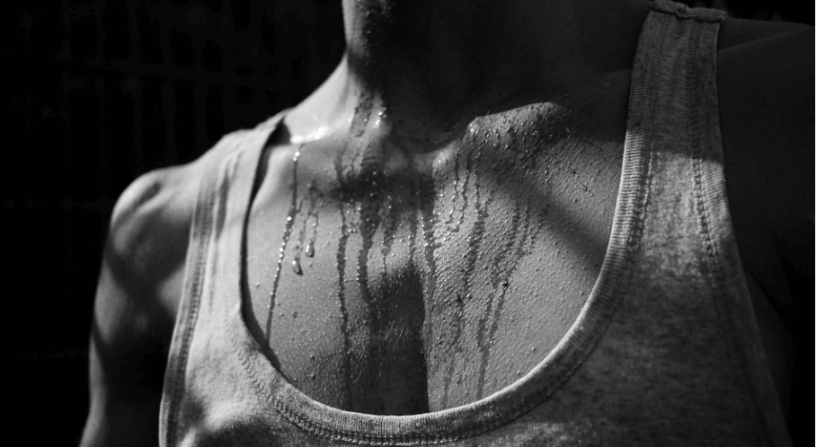 땀을 많이 흘리고 있는 남성