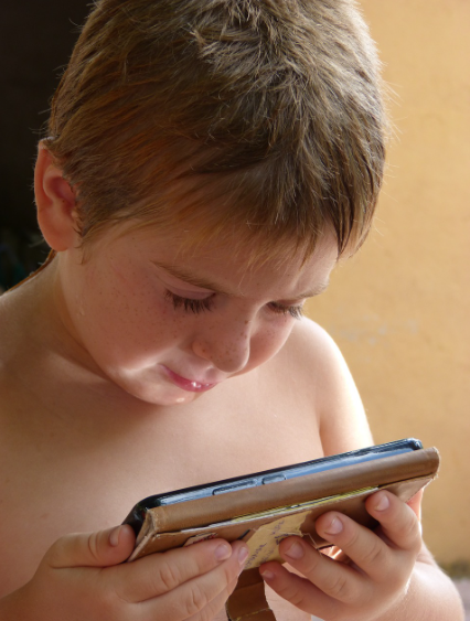 스마트폰하는 어린이