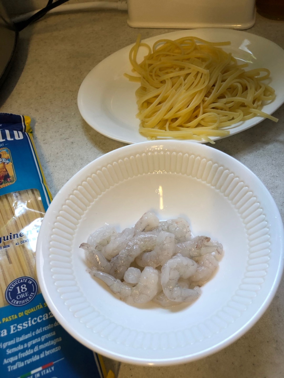 삶은파스타면과-새우