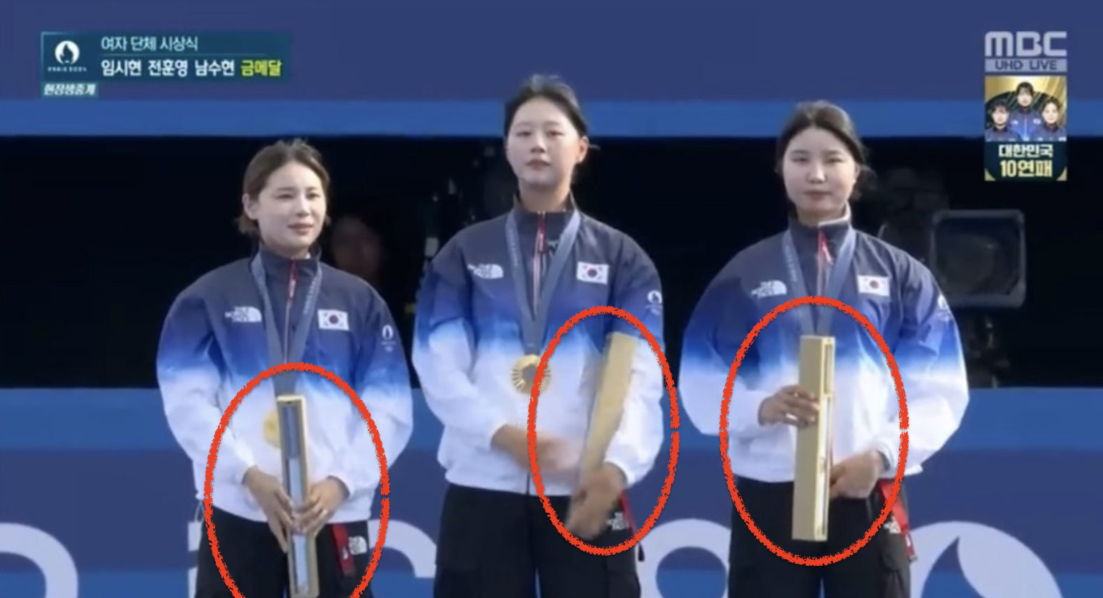 꽃다발 대신 메달과 함께 수여되는 의문의 상자