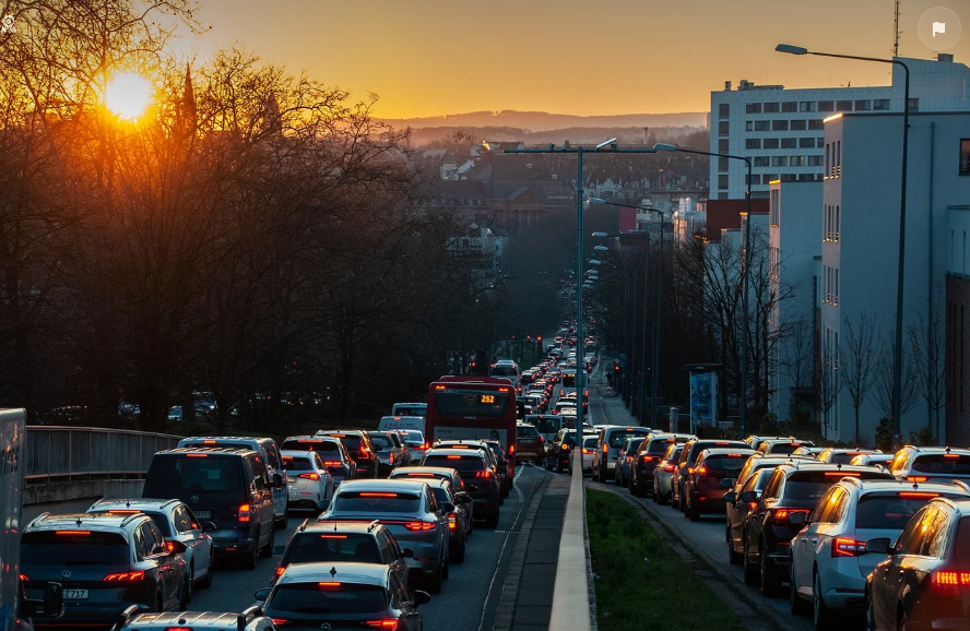 바뀌는 자동차보험, 노을진 퇴근길에 정체된 자동차
