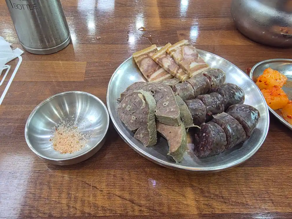순대국정식에 나오는 순대 한접시