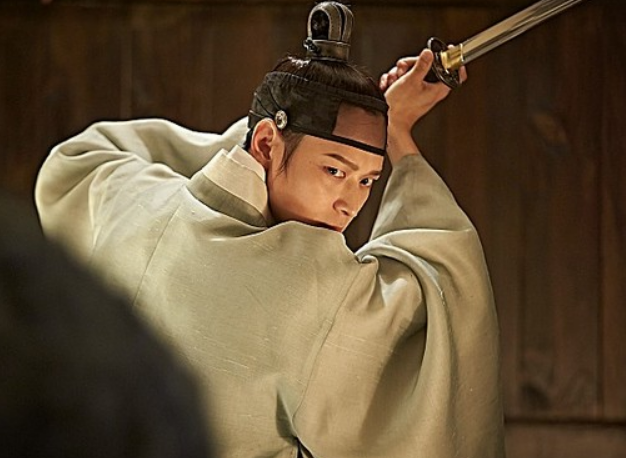 조윤이 칼 들고 있는 사진