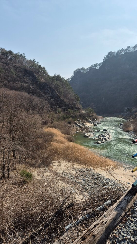 옆으로 흐르는 강물