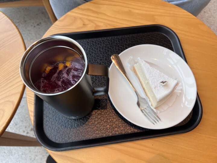 망고 용과 레모네이드와 치즈 케이크