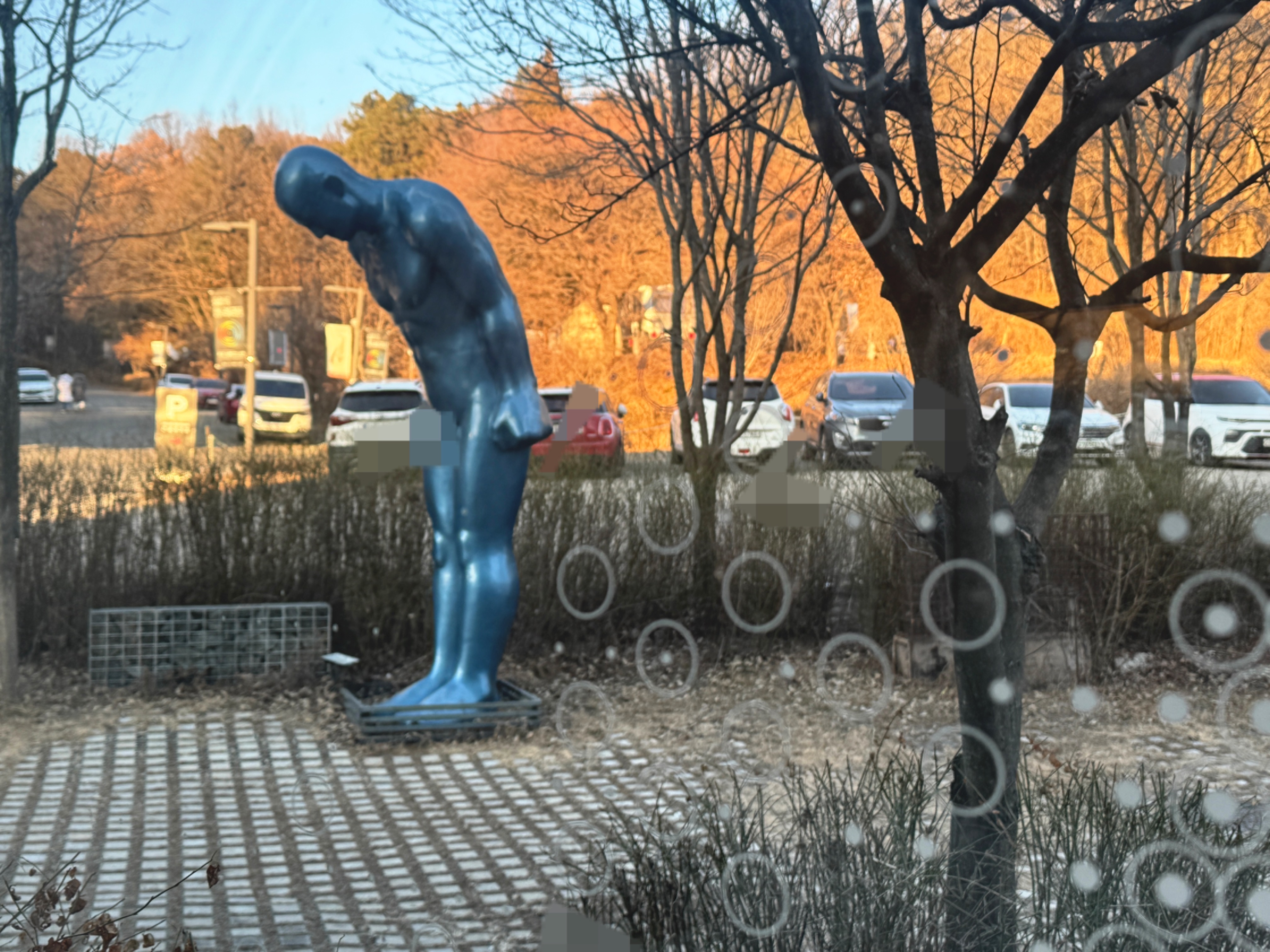 파주 헤이리 아트센터 화이트 블럭 인근 야외 조형물과 산책로 풍경