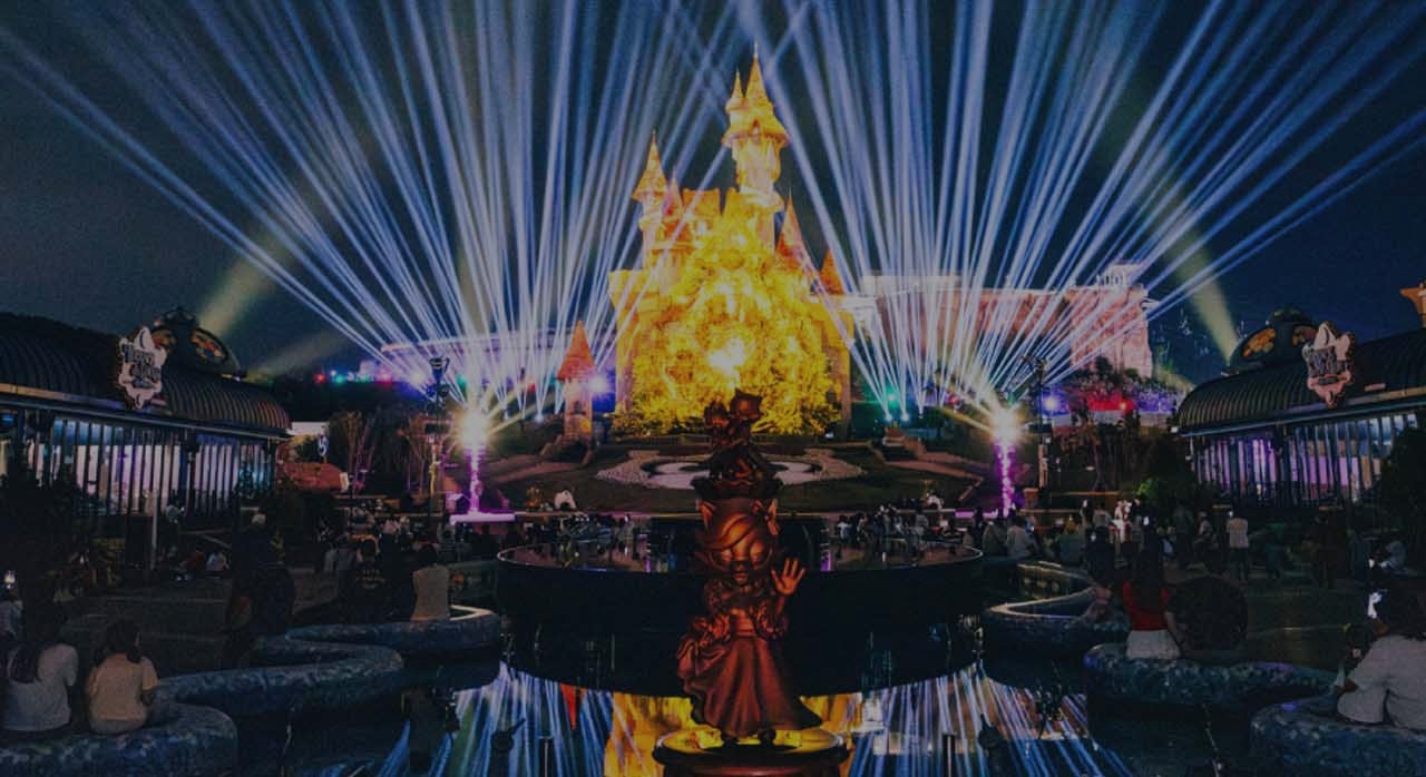 외벽 전체가 다채로운 빛으로 물드는 멀티미디어쇼 &lsquo;글로리 라이트&rsquo;의 모습이다. [ⓒ롯데월드부산 공식 홈페이지]