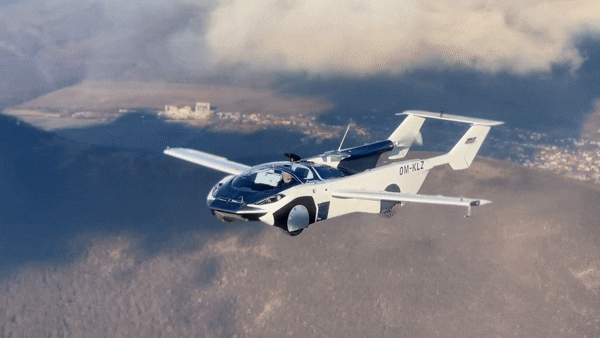 슬로바키아 스타트업 클라인 비전이 개발한 하늘을 나는 &lsquo;에어카&rsquo;가 내년 출시를 목표로 하고 있다.