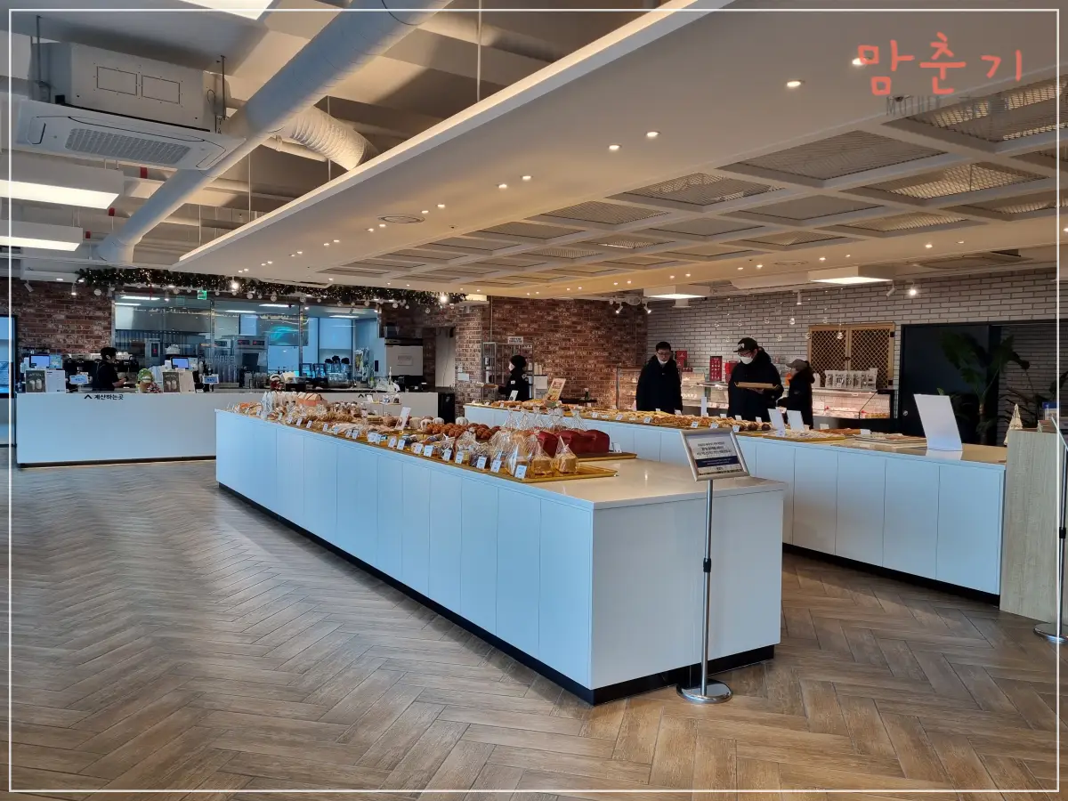 해월당-꽃마을점-2층-베이커리진열대-계산대