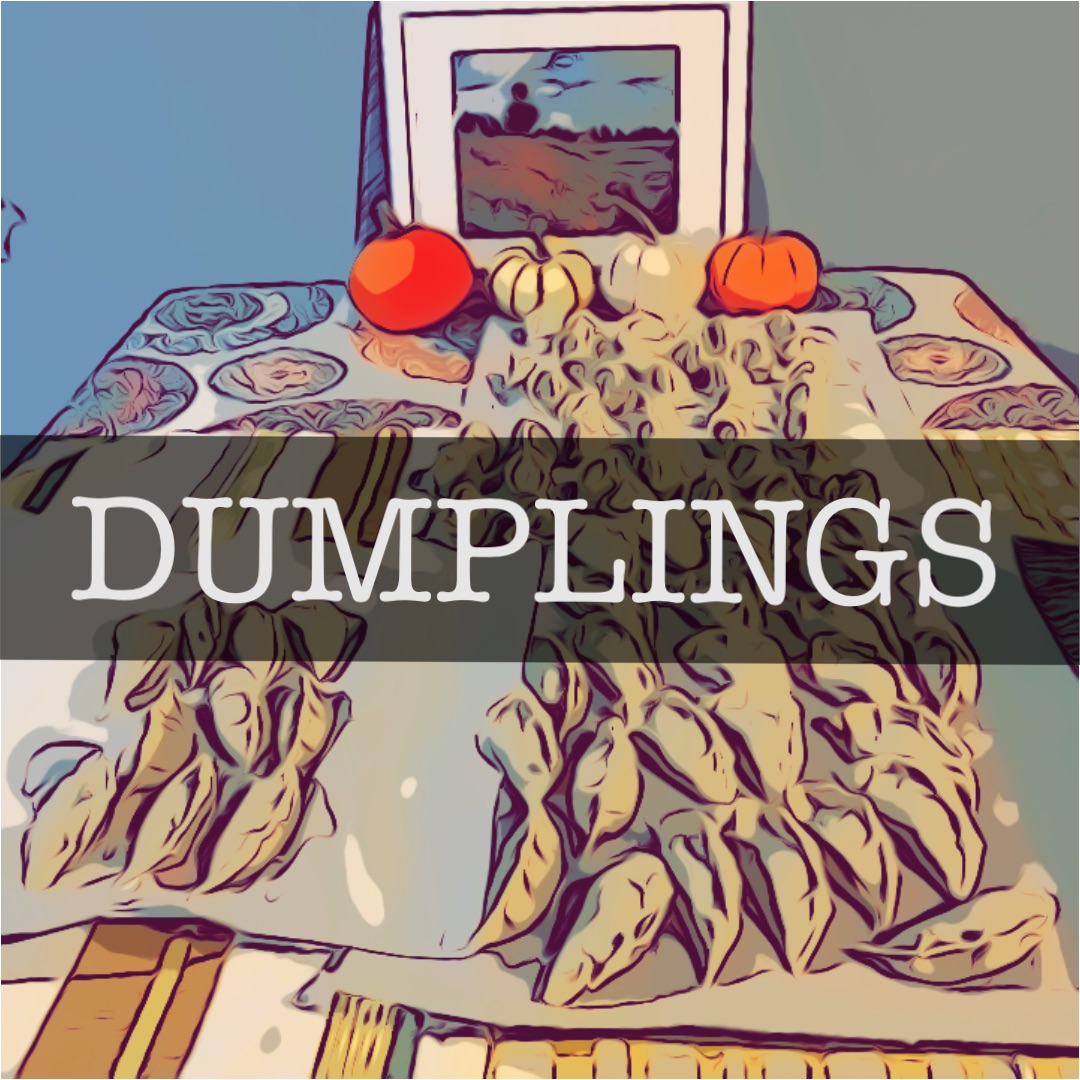 테이블 위-액자-호박-Dumplings-놓인-모습
