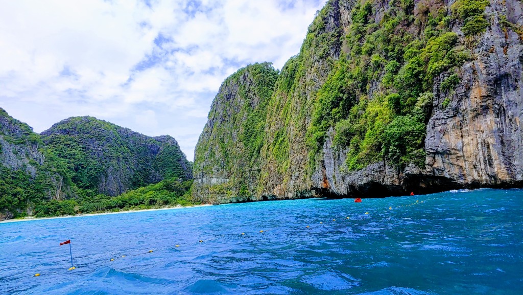 마야베이 석회암 절벽과 바다