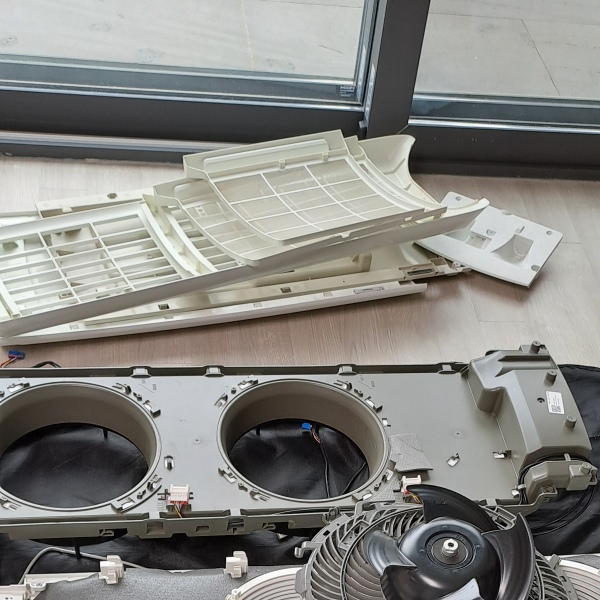 스탠드 에어컨 분해중이에요.