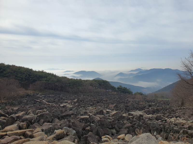계곡으로 이어진 만어석