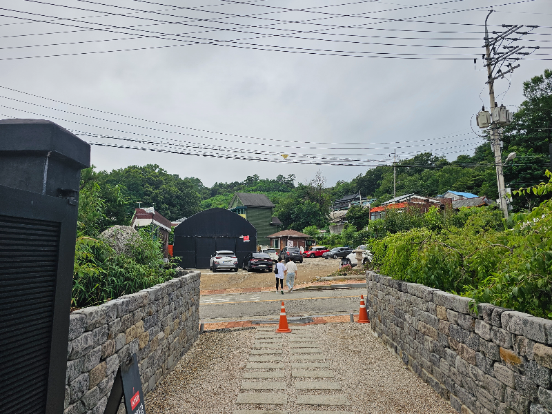 사리당 문에서 본 주차장 모습