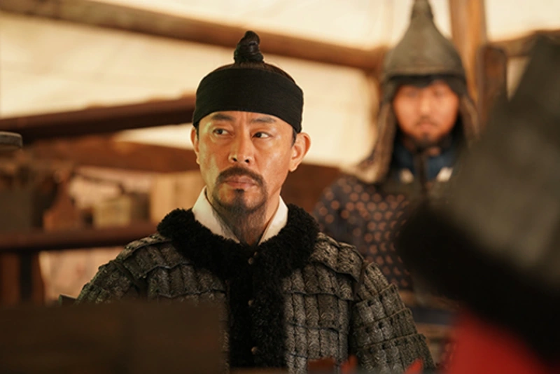 조선 군관 복색을 하고 앉아 있는 송희립 역의 배우 최덕문