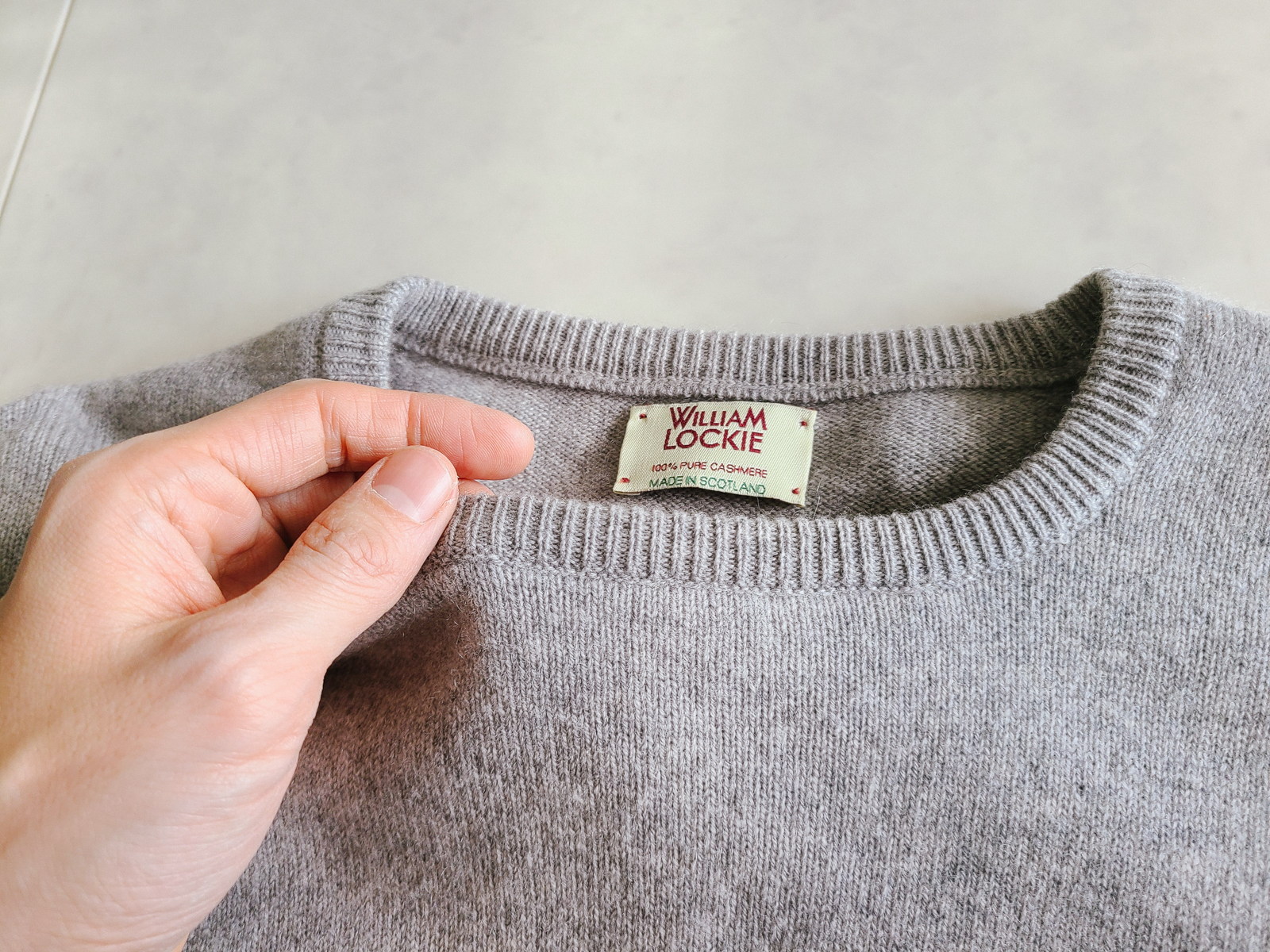 살짝 옆으로 벌어진 라운드 넥 라인이 귀엽습니다