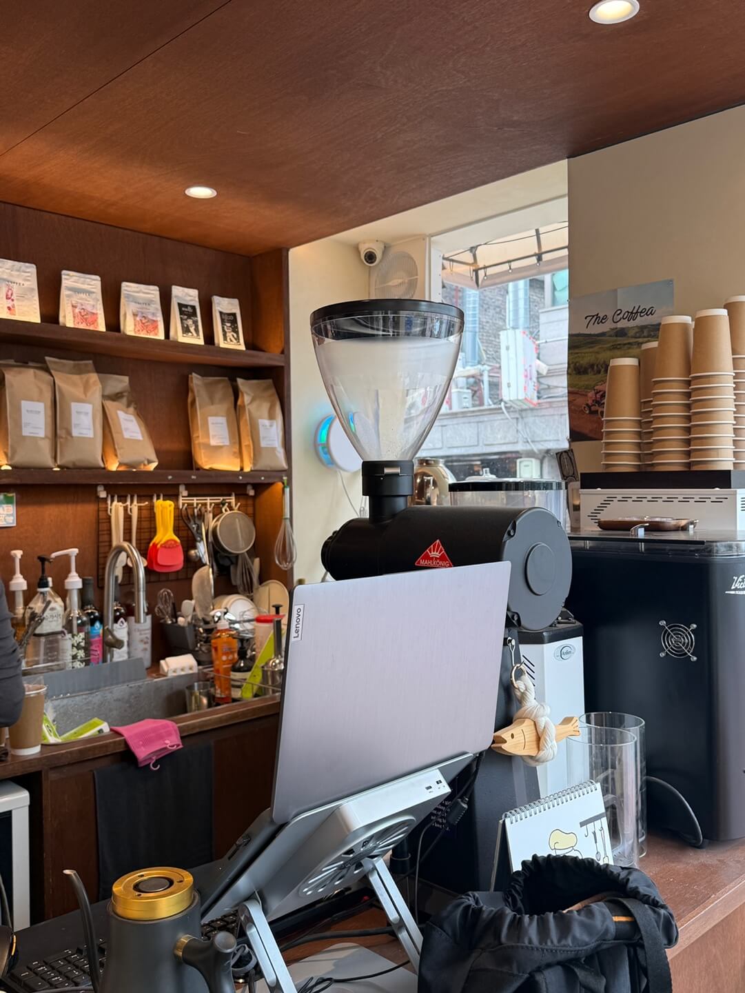 모란 웰로우 카페 커피 머신 내부 모습