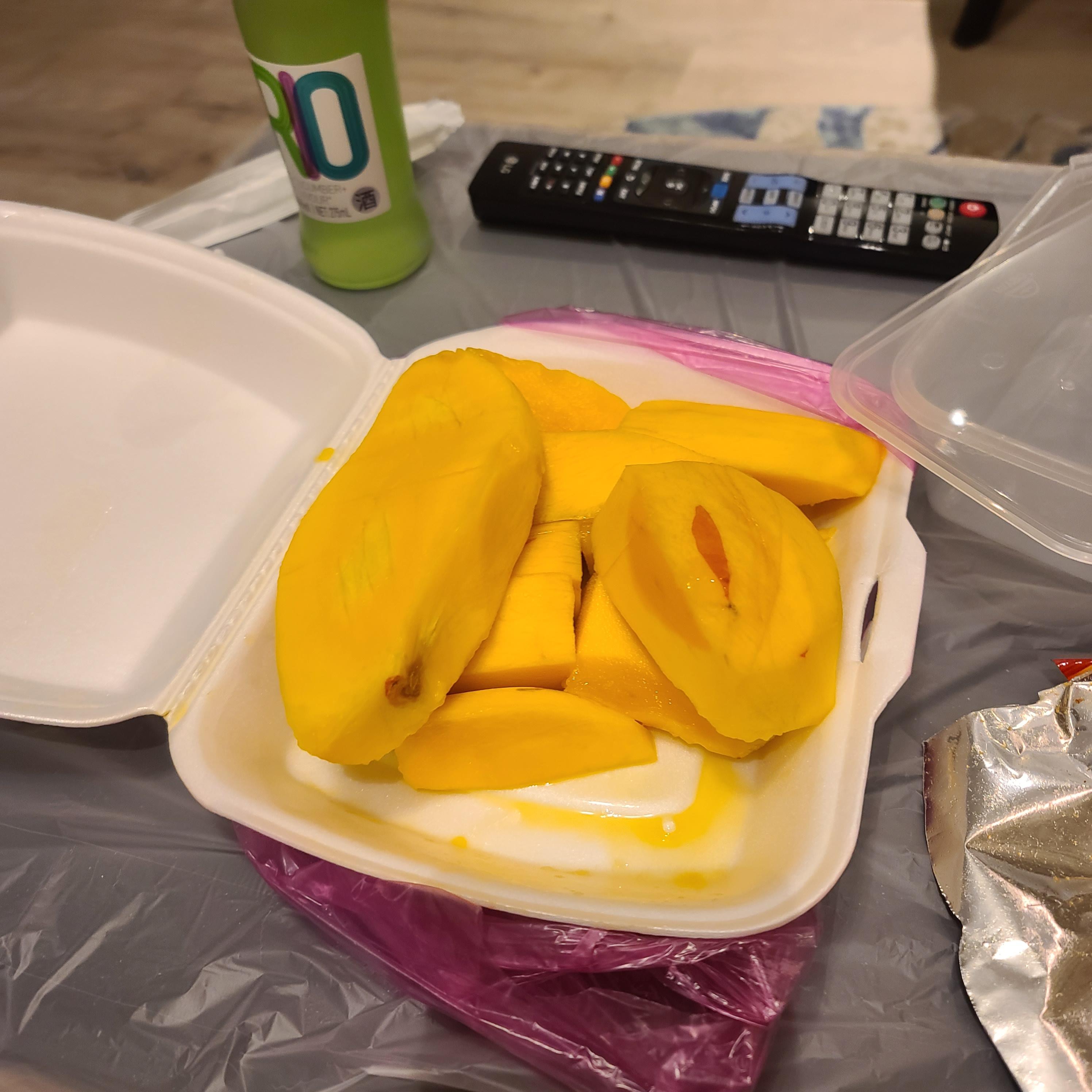 숙소에서 먹는 망고