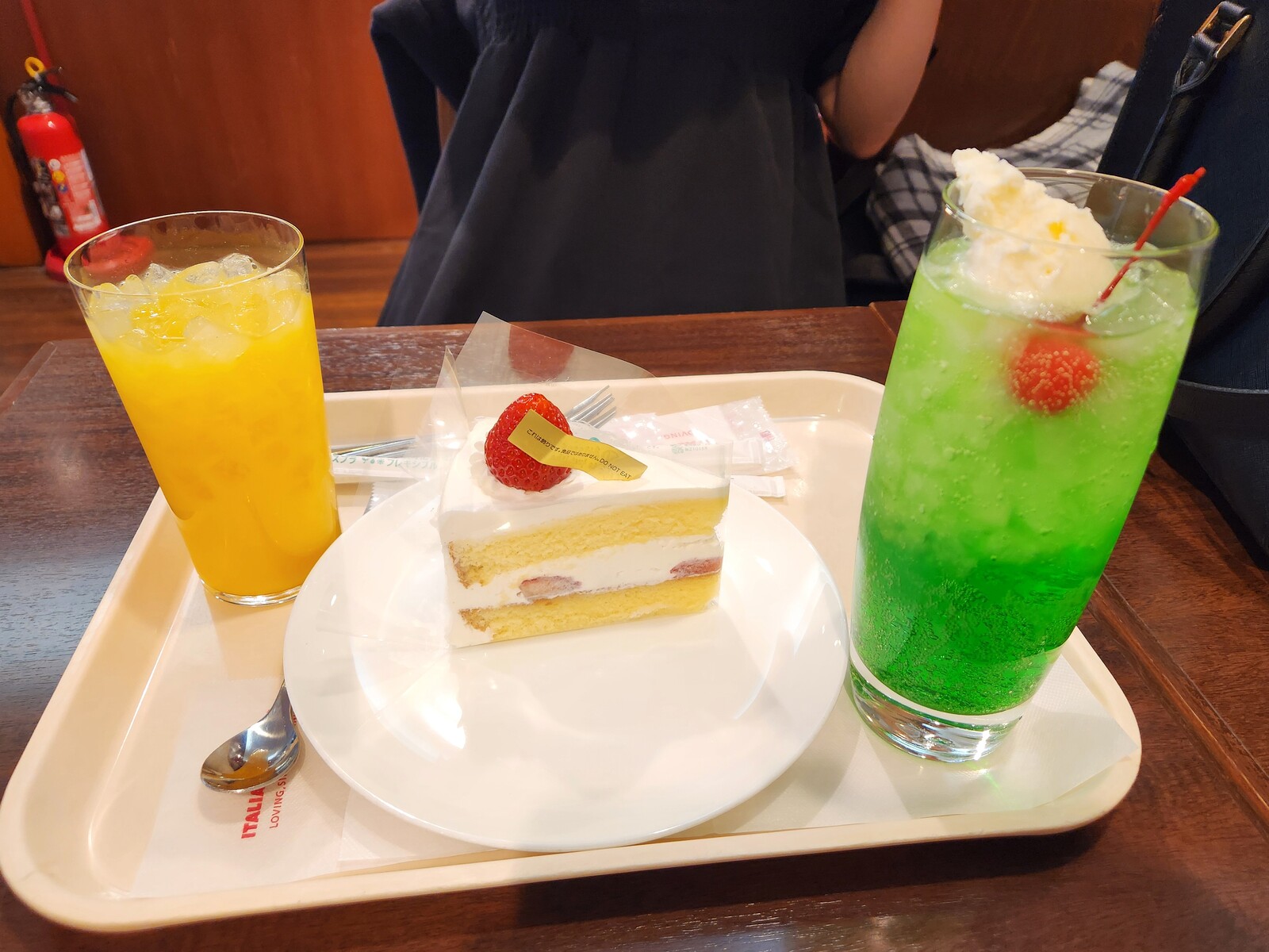 생크림 케이크와 메론소다