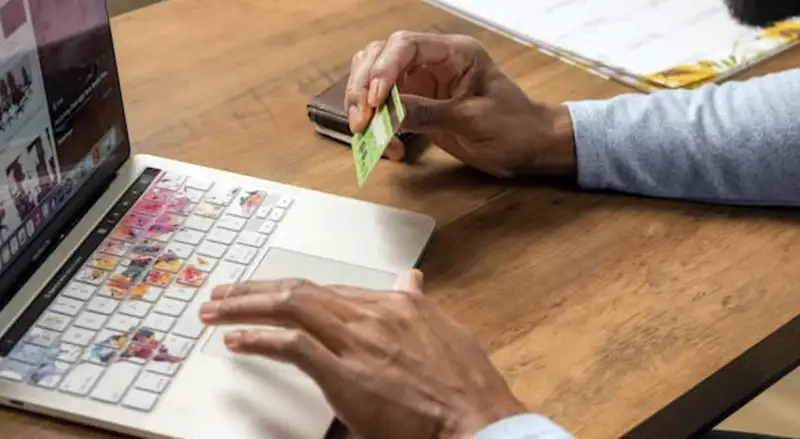 신용카드 차지백 서비스 이용 방법과 주의사항을 숙지하고 노트북으로 온라인 쇼핑하는 모습