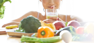 여러 야채를 섭취하는 여성