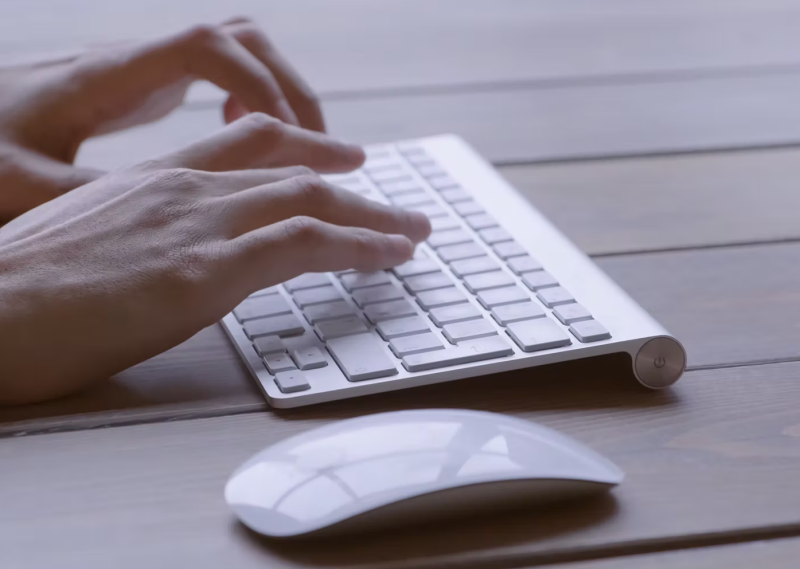 컴퓨터 키보드 치는 손