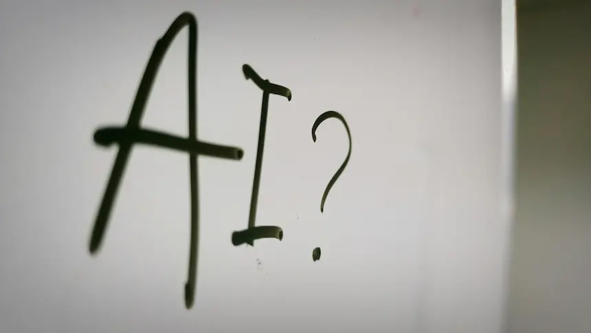 화이트보드에 필기된 AI와 물음표