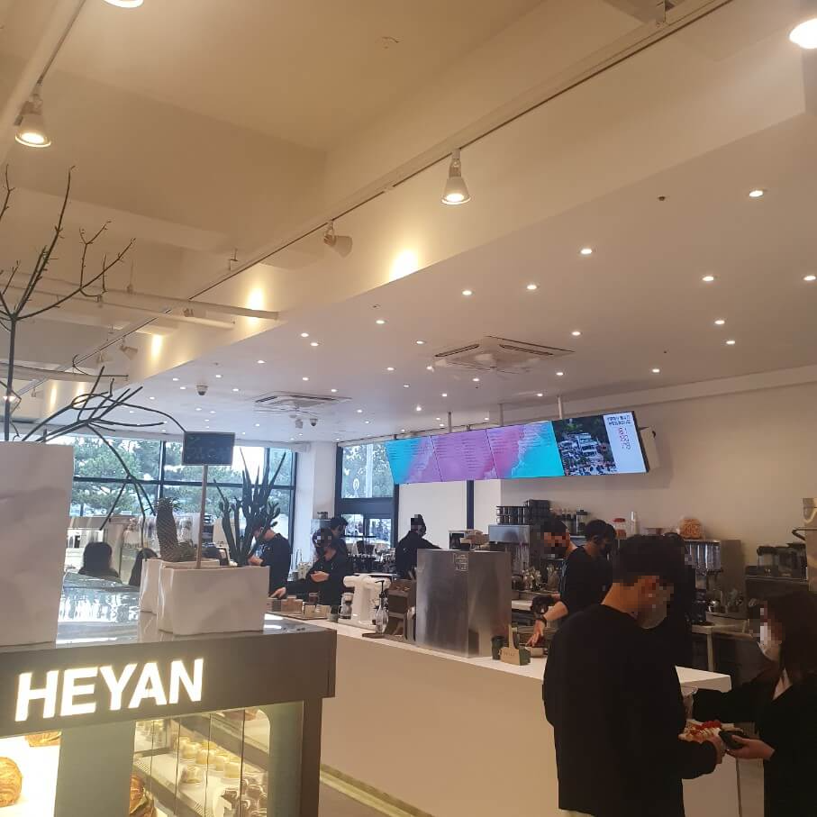 포항 영일대 카페 1층 바쁜 직원들