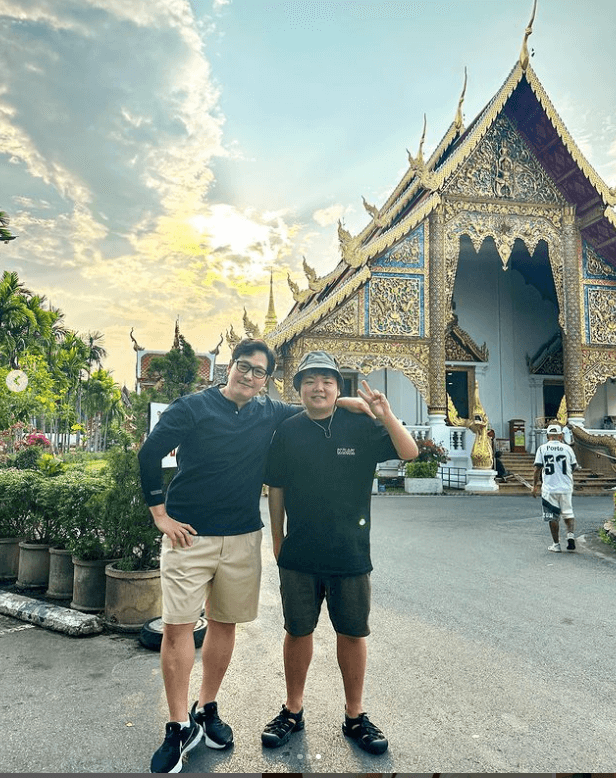 곽준빈과 김풍이 태국에서 어깨동무를 하고 사진을 찍는 장면