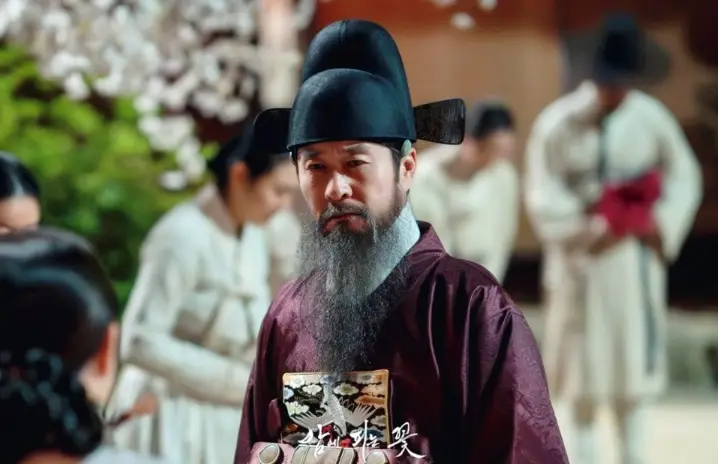 밤에 피는 꽃- 보라색 조선 관료의 옷을 입고 흰수염을 길게 기른 석지성