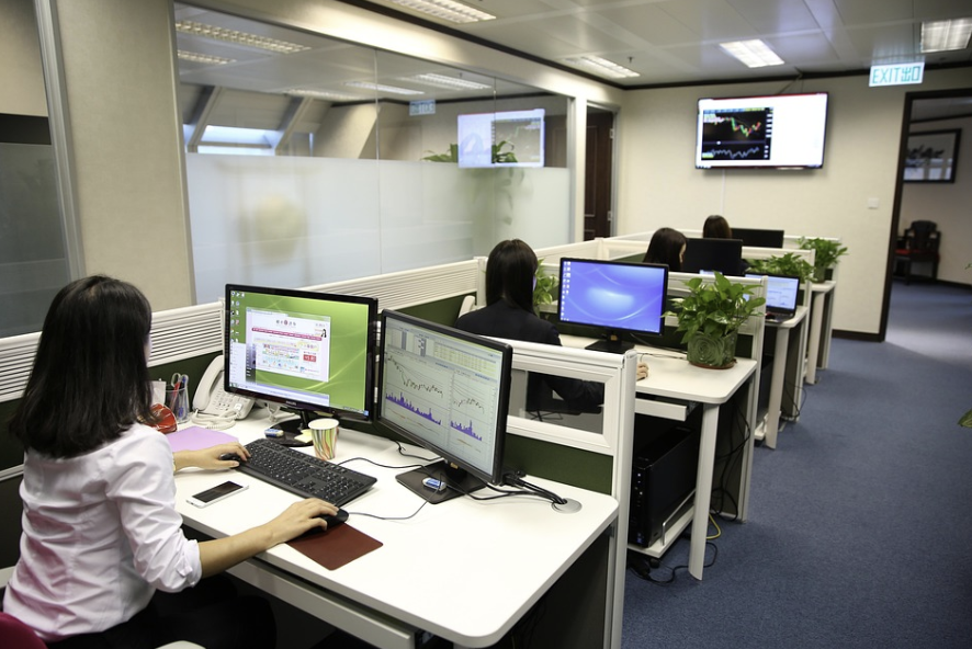 회사에서 따돌림 당하는 직원에게 안전하게 개입하는 이미지