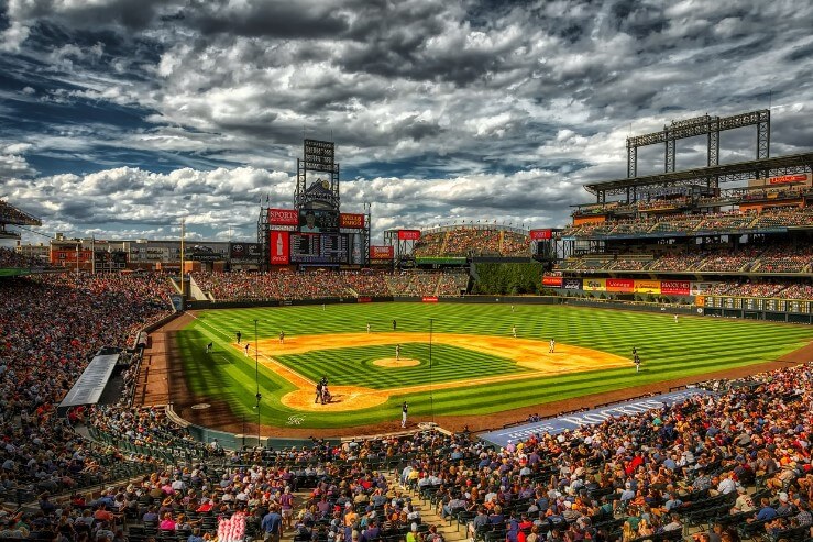 야구장에서 팬들이 응원하는 모습