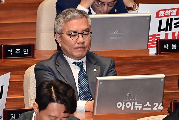 최강욱 더불어민주당 의원이 18일 서울 여의도 국회에서 열린 본회의에 참석해 있다. 최 의원은 조국 전 법무부장관 아들에게 허위로 인턴증명서를 발급했다는 혐의로 기소돼 이날 대법원에서 의원직 상실형을 확정받았다.[사진=곽영래 기자]