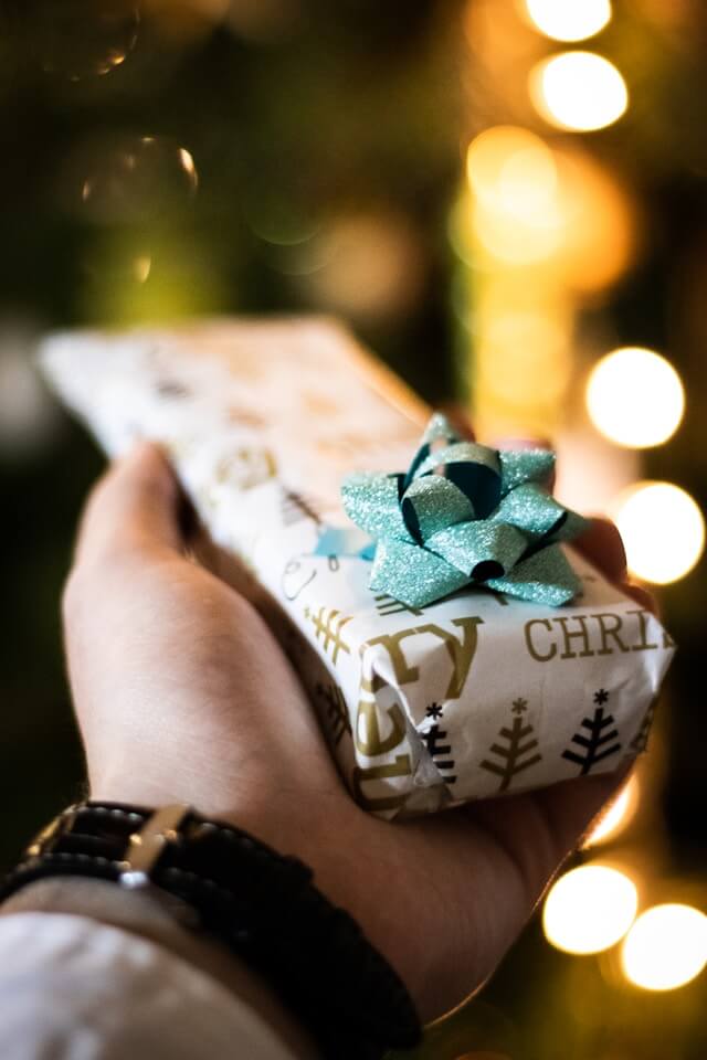 정갈하게 포장된 선물 사진