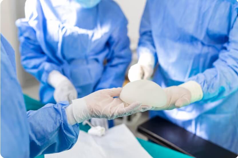 수술하는 의사들