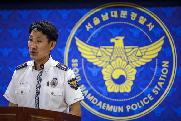 정용우 남대문경찰서 교통과장이 2일 중구 남대문경찰서에서 전날 발생한 시청역 교차로 대형 교통사고 관련 브리핑을 하고 있다. [사진=뉴시스]