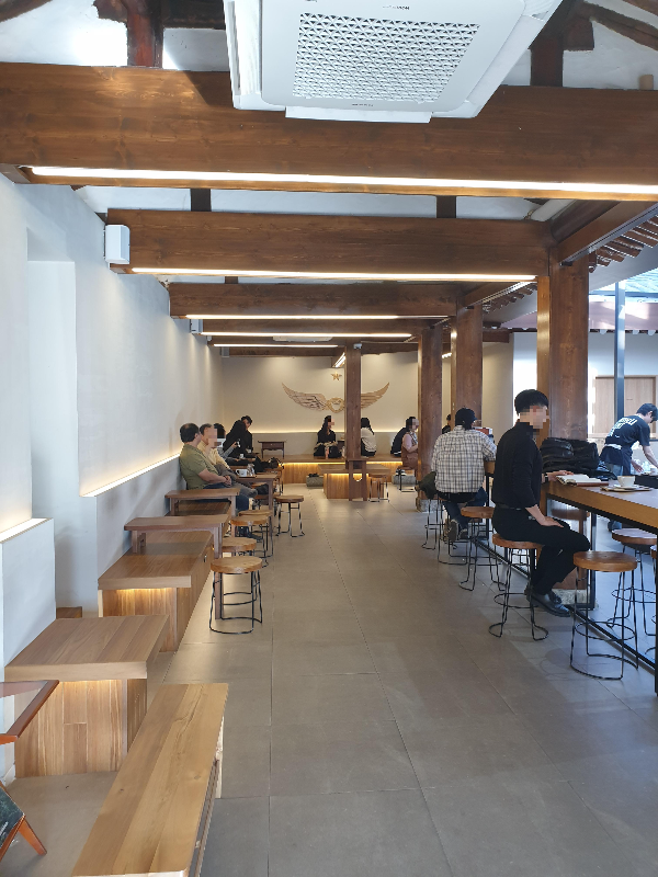 보가 보이는 내부&amp;#44; 벽면은 화이트로 한옥의 느낌을 더 한다.