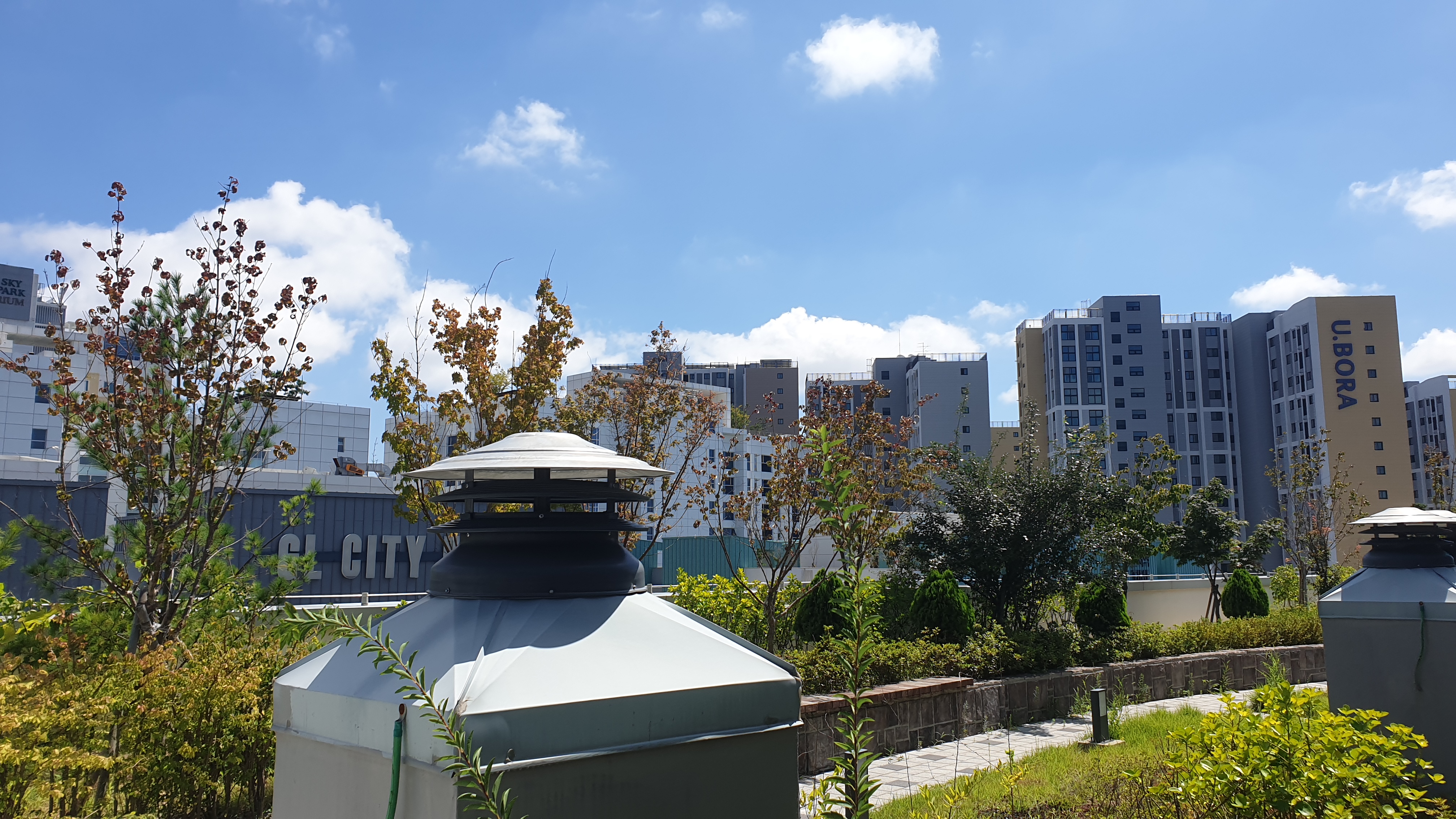 건너편에 보이는 반도유보라 아파트