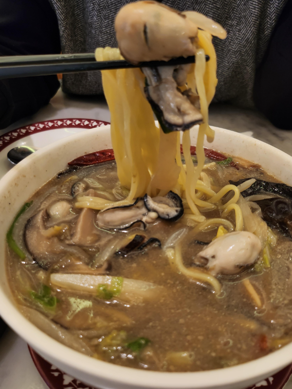 차이797 ,굴탕면 먹는 모습