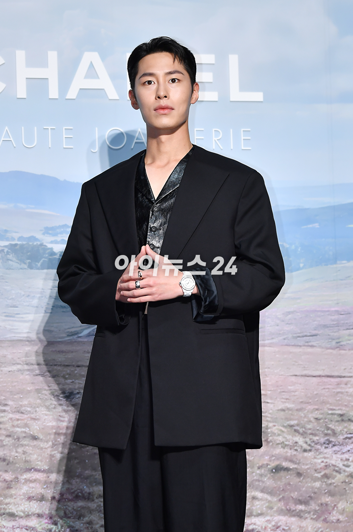 배우 이재욱이 27일 오후 서울 광진구 파이팩토리 스튜디오에서 열린 트위드 샤넬 주얼리 행사에서 포토타임을 갖고 있다. [사진=곽영래 기자]