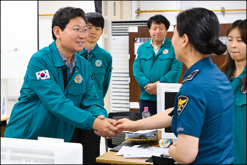 19일 을지연습장에서 이상일 시장이 훈련 참가자들과 인사하고 있다
