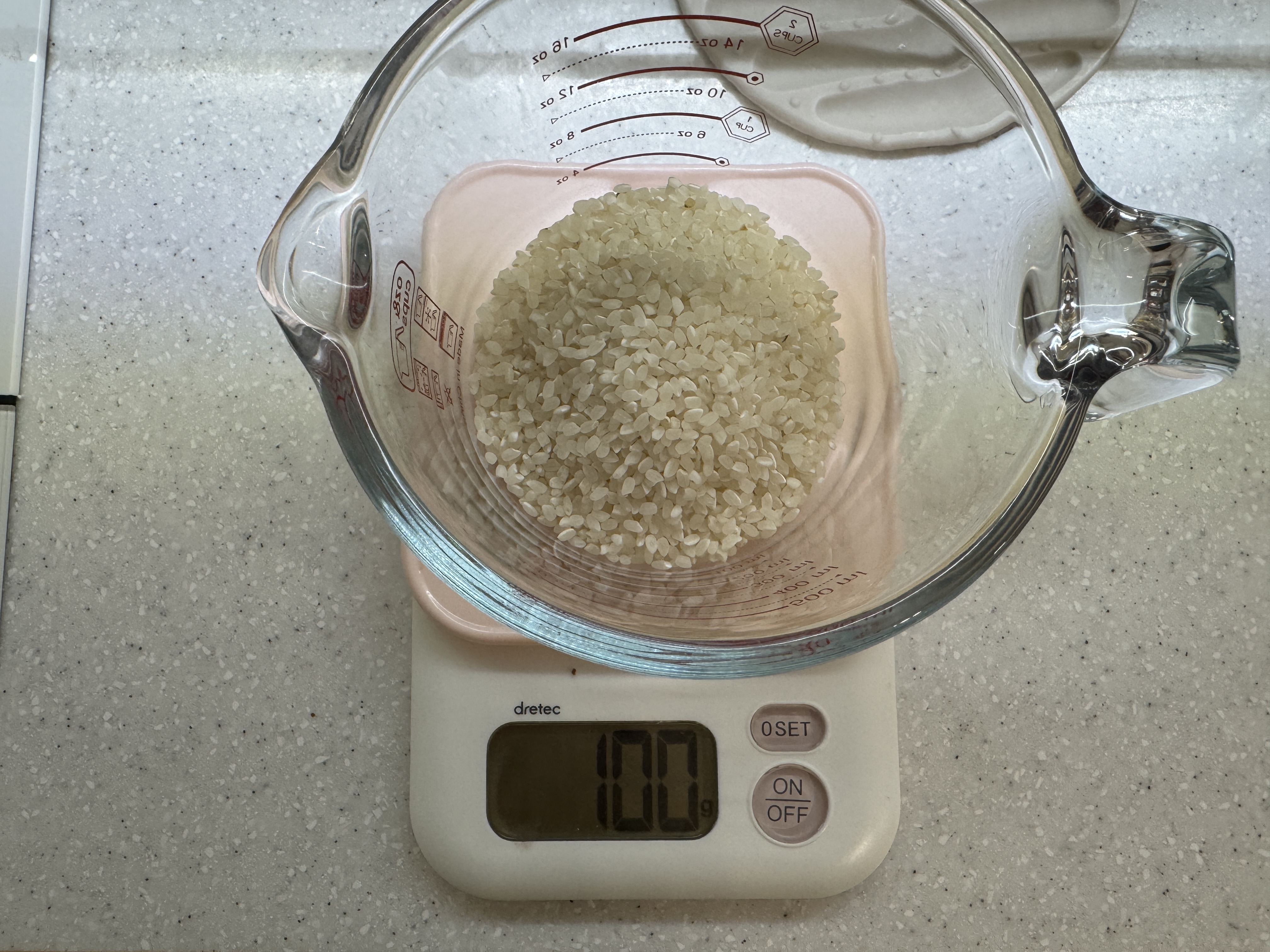 쌀 100g 계량한 사진
