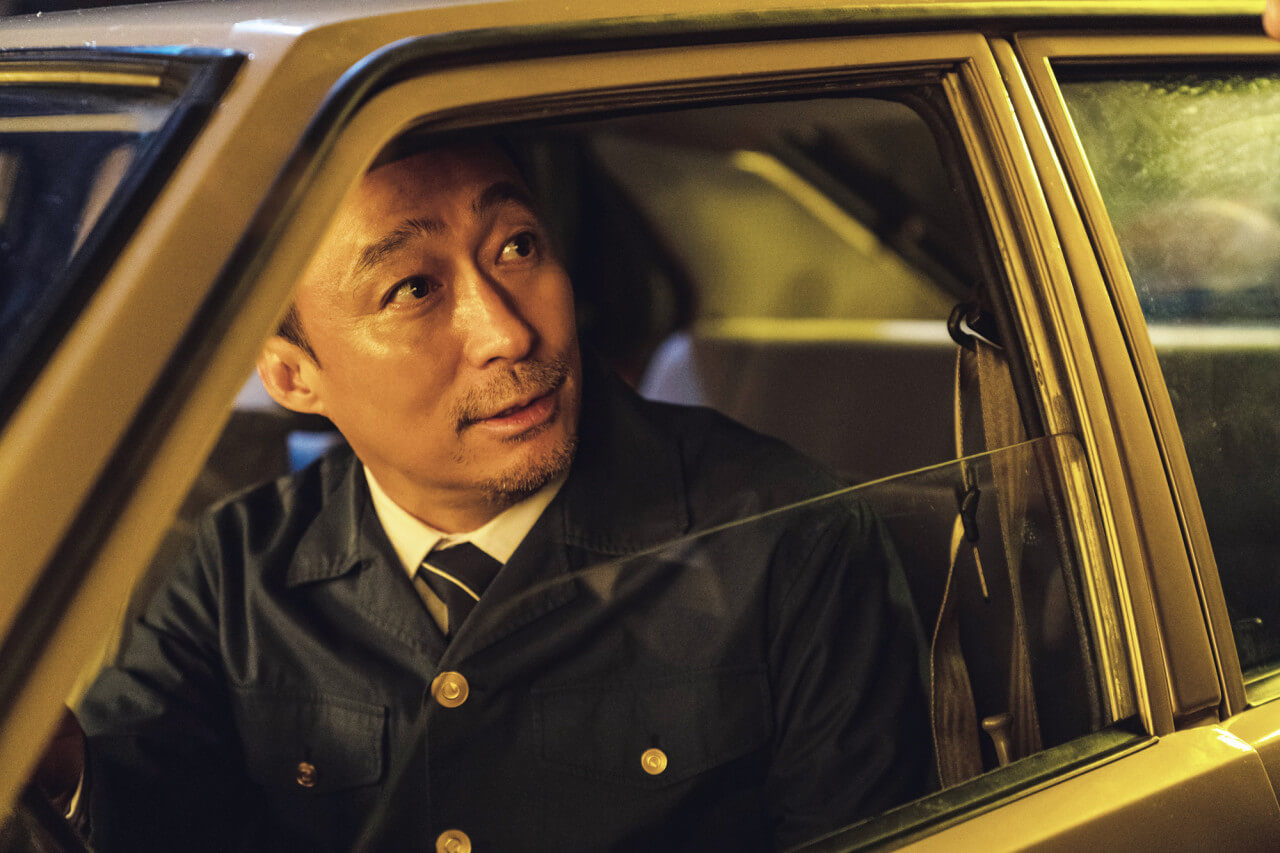 준경의 아버지 태윤이 운전석 창을 내리고 이야기하는 모습