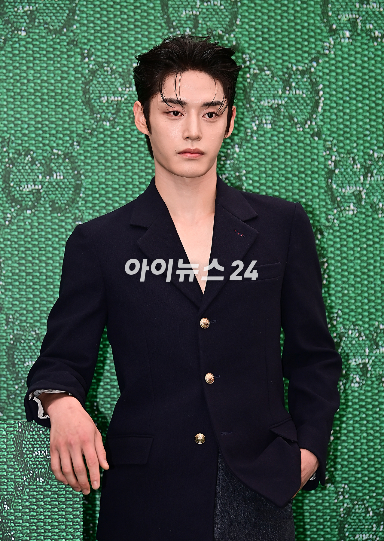 제로베이스원 김지웅이 6일 오후 서울 용산구 구찌가옥에서 열린 구찌(GUCCI) 신제품 출시 기념 행사에서 포토타임을 갖고 있다. [사진=곽영래 기자]