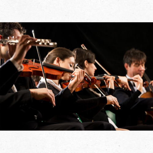 미술관 내부에서 전시 감상 중인 관람객